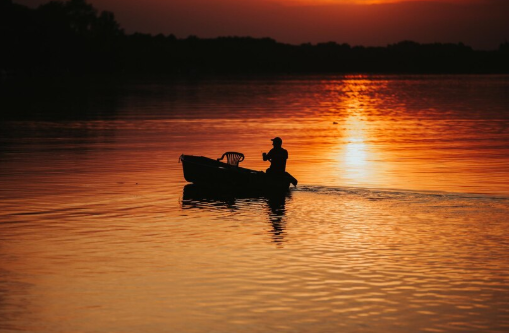 night-kayaking-adventures:-lighting-up-the-lake-with-lanterns
